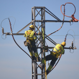 Trabajadores de Endesa sobre una torreta eléctrica.