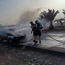 Incendio de vehículo que circulaba cerca de San Bartolomé 