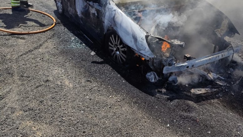 Arde un coche en marcha en San Bartolomé