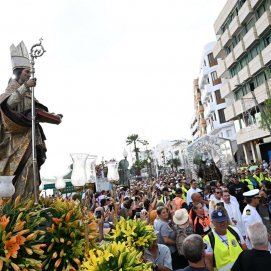 Una multitud llenó la avenida de Arrecife en esta peregrinación  