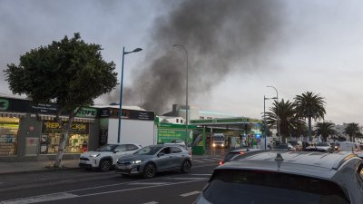 Incendio de la nave de Lanzarote Bus (Fotos: Juan Mateos)