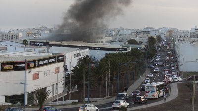 Incendio de la nave de Lanzarote Bus (Fotos: Juan Mateos)