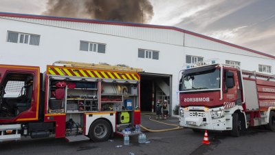 Incendio de la nave de Lanzarote Bus (Fotos: Juan Mateos)