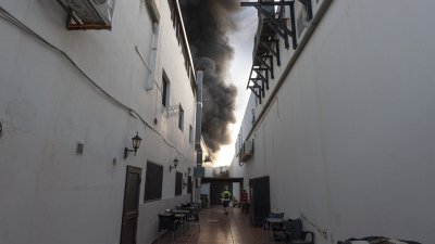 Incendio de la nave de Lanzarote Bus (Fotos: Juan Mateos)