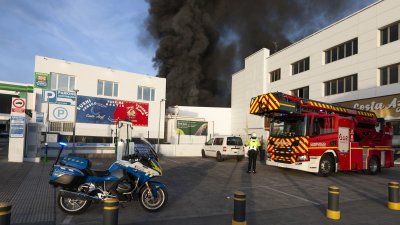 Incendio de la nave de Lanzarote Bus (Fotos: Juan Mateos)