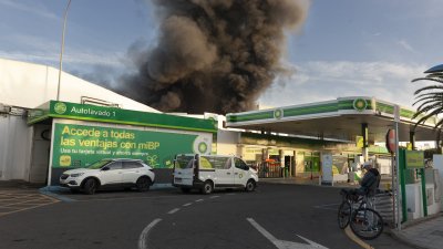Incendio de la nave de Lanzarote Bus (Fotos: Juan Mateos)