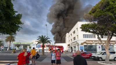 Incendio de la nave de Lanzarote Bus (Fotos: Juan Mateos)