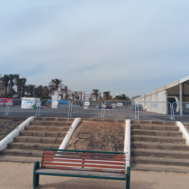 Vallas en el acceso a la playa de Los Charcos