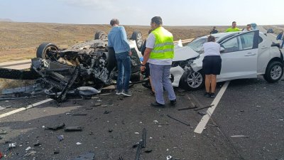 Varios heridos tras una colisión frontal entre un vehículo y un camión en Playa Blanca