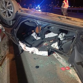 Vuelco en la rotonda de salida de Costa Teguise