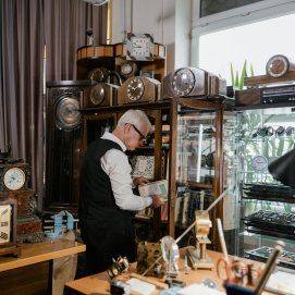 Un hombre sigue trabajando en su taller de relojes tras jubilarse