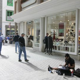 Personas caminando en una zona comercial de Arrecife. Foto: Juan Mateos.