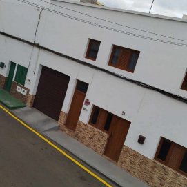 Línea amarilla pintada en la calle