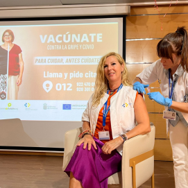 Profesional del SCS vacunándose