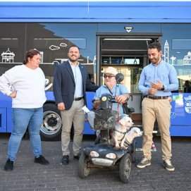 Arrecife estrena dos nuevas guaguas modernas, eléctricas y accesibles, para mejorar el servicio Municipal de Guaguas Urbanas. Los vecinos que han estrenado las nuevas guaguas junto al alcalde y el concejal 