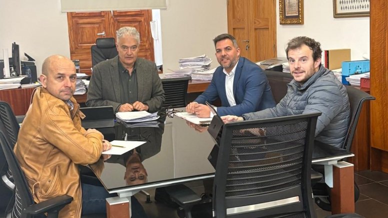 Reunión del Ayuntamiento de Tías con el consejero Jacobo Medina