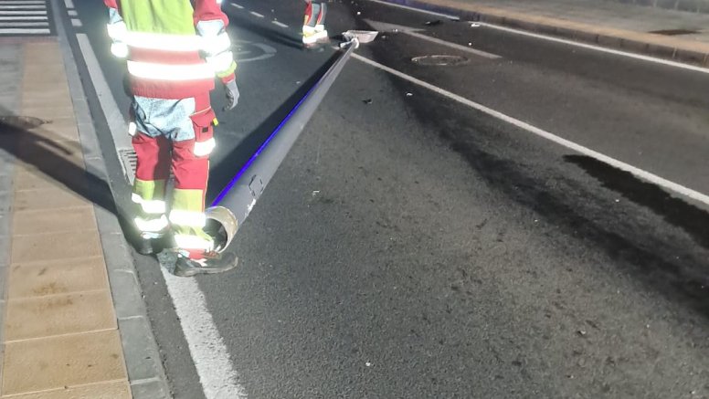 Un vehículo se sale de la vía y derriba una farola en Arrecife
