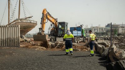 Comienzo de la demolición del "muro de la vergüenza". Fuente: Ayuntamiento de Arrecife.