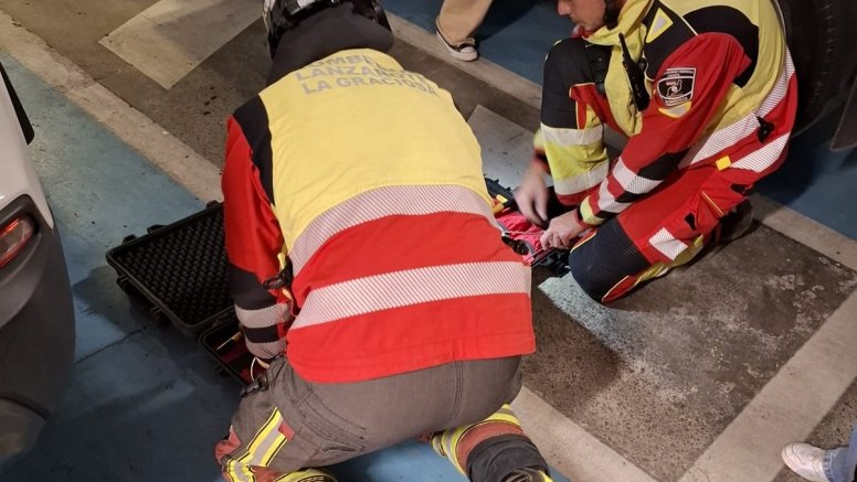 Bomberos durante el rescate