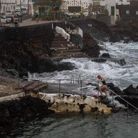 Oleaje y calima en Punta Mujeres. Foto: Andrea Domínguez.