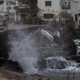 Oleaje y calima en Punta Mujeres, Lanzarote. Foto: Andrea Domínguez.
