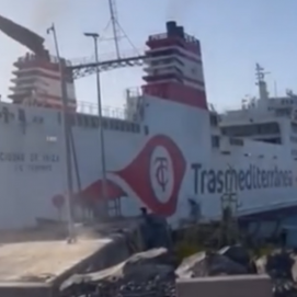 El buque Ciudad de Ibiza chocando contra el muelle de Las Palmas. Foto: La Provincia