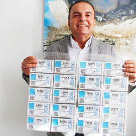 Jesús Machín con la Lotería de Navidad