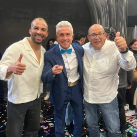 Los concejales de Yaiza Daniel Medina y Rubén Arca, junto al ganador Juan Quintana en la final de Gran Hermano