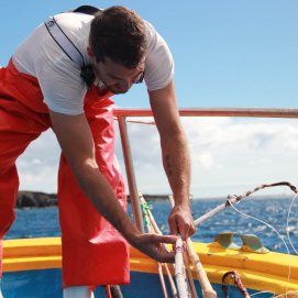 Un trabajador del sector de la pesca en Canarias.