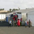 Personas migrantes que durmieron en el muelle de Puerto Naos este jueves. Foto: Juan Mateos.