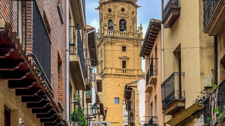 Calle de pinchos cerca de la concatedral de Logroño