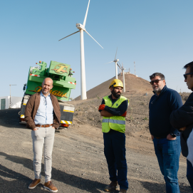 El acalde de San Bartolomé visita el parque eólico en desuso de Montaña Mina
