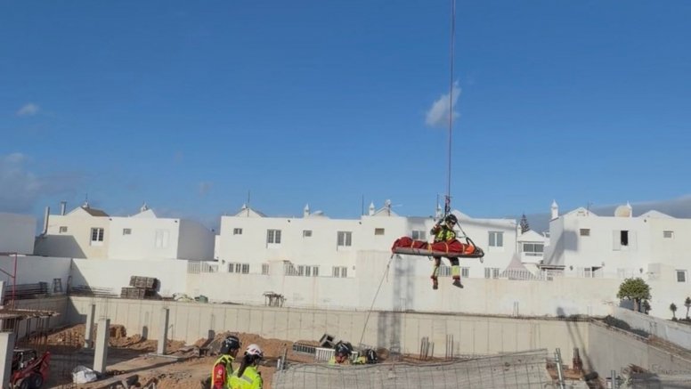 Rescate del trabajador en la obra en Playa Honda