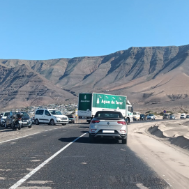 Colas en la carretera junto a la playa de Famara