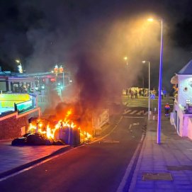 Incendio de contenedores en Puerto del Carmen