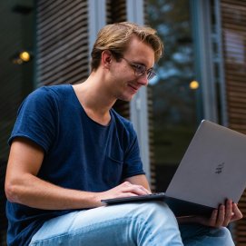 Un joven europeo realiza una búsqueda por Internet