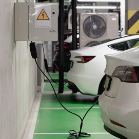 Coches eléctricos cargándose. Ayudas.
