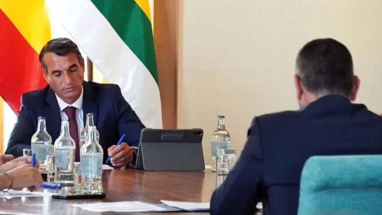 El alcalde de Haría, Alfredo Villalba, en una reunión anterior con el presidente de Cabildo insular, abordando la problemática del agua
