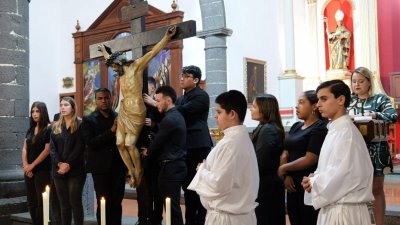 La Iglesia de San Ginés acoge la celebración litúrgica del Viernes Santo