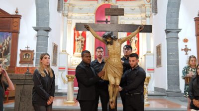 La Iglesia de San Ginés acoge la celebración litúrgica del Viernes Santo