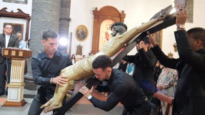 La Iglesia de San Ginés acoge la celebración litúrgica del Viernes Santo