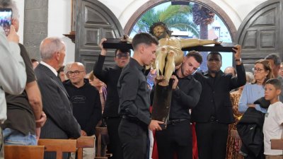 La Iglesia de San Ginés acoge la celebración litúrgica del Viernes Santo