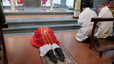 La Iglesia de San Ginés acoge la celebración litúrgica del Viernes Santo