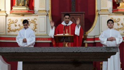 La Iglesia de San Ginés acoge la celebración litúrgica del Viernes Santo