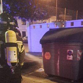 Basura ardiendo junto a un contenedor en Arrecife. Foto: Consorcio de Seguridad y Emergencias.