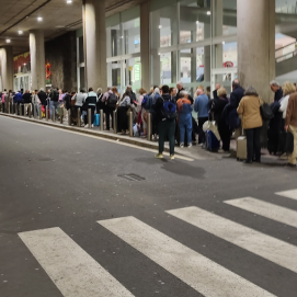 Colas para coger taxis en el aeropuerto
