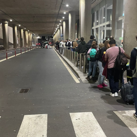 Largas colas para coger un taxi en el aeropuerto de Lanzarote el pasado 1 de enero