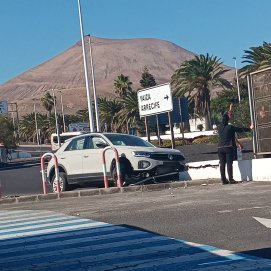 Vehículo que colisionó contra un muro en la entrada del Aeropuerto de Lanzarote.