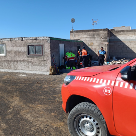 Momento del rescate de las dos personas en el faro de Pechiguera