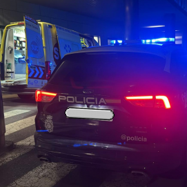 Un vehículo de Policía Nacional junto a una ambulancia. 